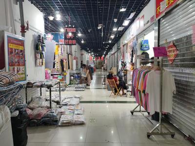 到點(diǎn)關(guān)門引爭議 即墨服裝批發(fā)市場(chǎng)夜半困客，回暖客流恐再遇寒